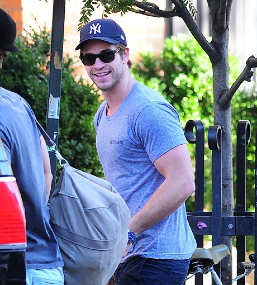 Liam Hemsworth scheint's kurz nach der Trennung von Miley Cyrus bestens zu gehen: Gelöst checkt er Ende September 2013 in ein New Yorker Hotel ein