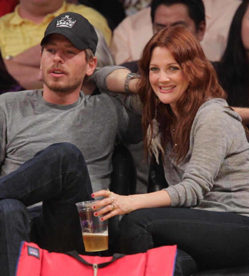 Soooo verliebt! Drew Barrymore mit ihrem Freund Will Kopelman in der ersten Reihe