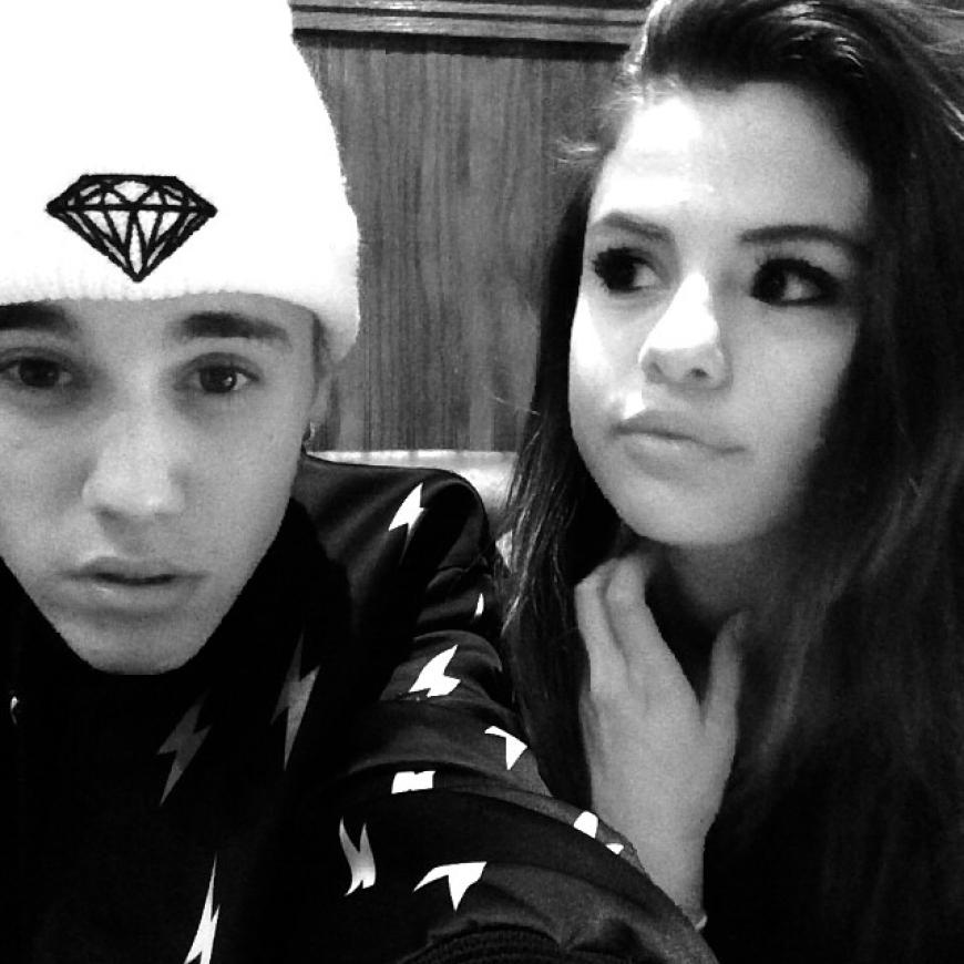 Justin und Selene! Sie können nicht mit, aber auch nicht ohne einander. Eigentlich sind sie derzeit kein Paar. Allerdings postete justin Bieber jetzt dieses Bild, auf dem er zusammen mit Selena Gomez zu sehen ist