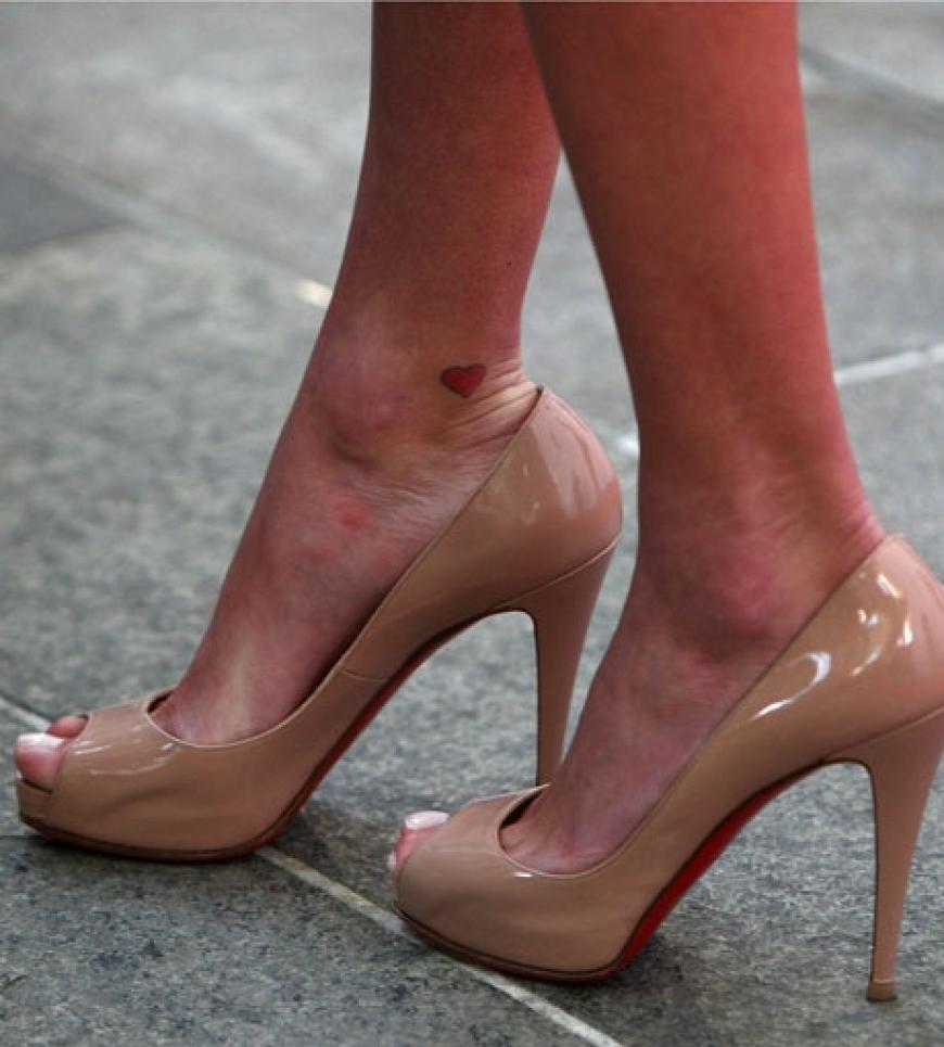 Und ist immer auf sehr hohen Peeptoes unterwegs