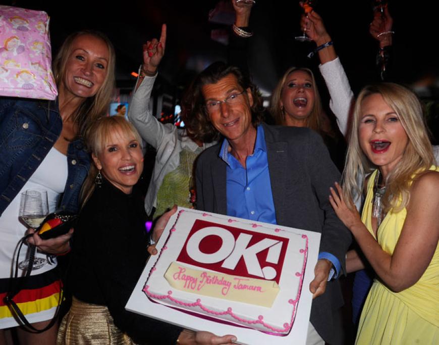 ... und wurde von OK! Chefredakteur Oliver Opitz mit einer OK!-Torte überrascht