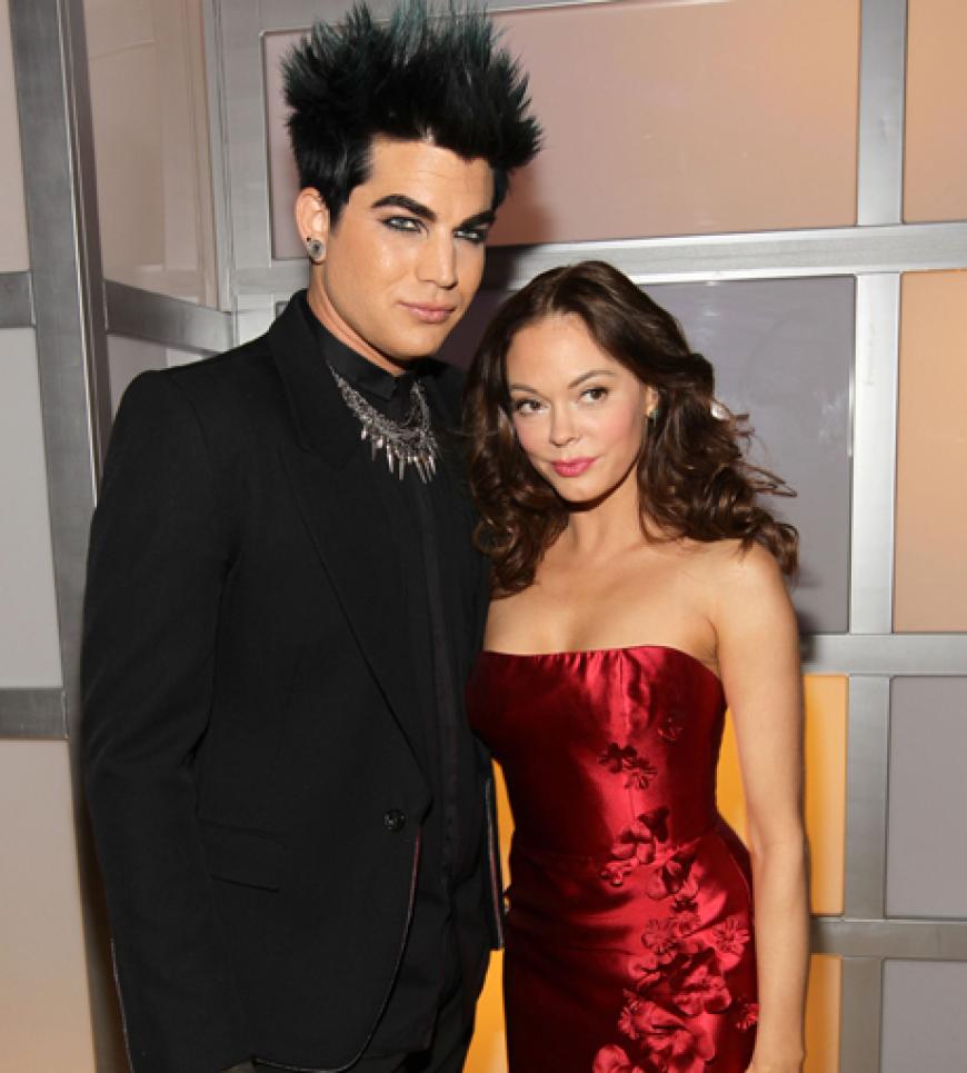 Sänger Adam Lambert posiert mit Schauspielerin Rose McGowan