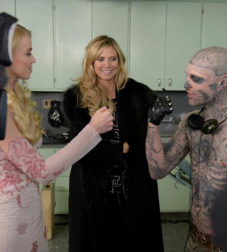Die Mädchen sind geschockt nicht nur von der Location, auch vom Mann mit dem tätowierten Totenschädel. Sabrina lässt sich nichts anmerken - und nimmt den Zombie-Typen unter die Lupe
