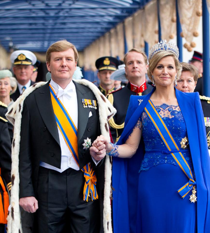 Willem-Alexander trägt einen Königsmantel in dem 17 Hundewelpen verarbeitet sein sollen