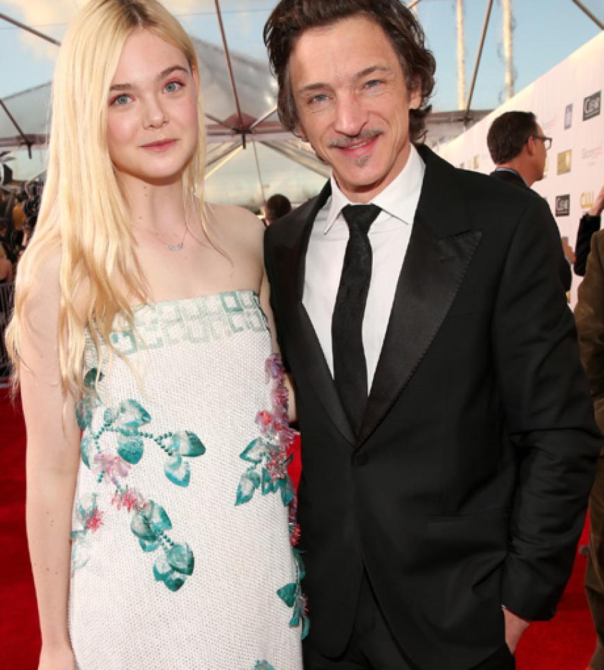 Elle Fanning und John Hawkes