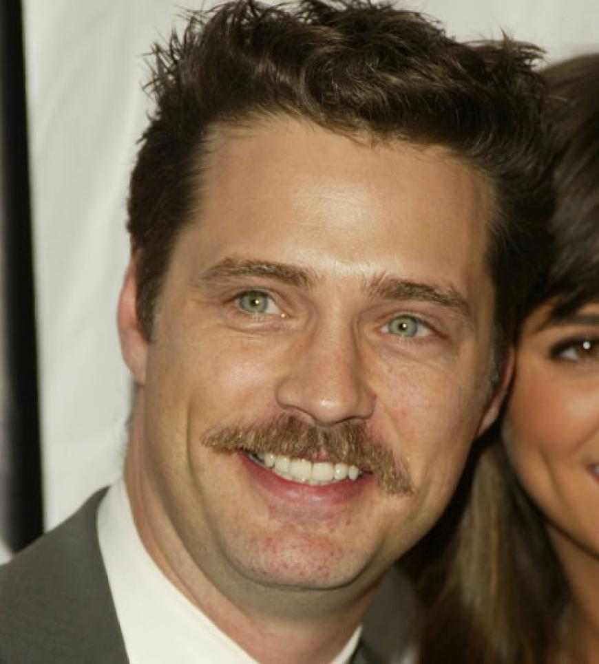 Jason Priestley mit fiesem Oberlippenbart