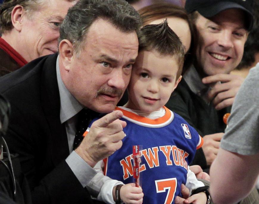 Über so ein Bild freut sich dieser jungen Knicks-Fans sicher sein ganzes Leben lang: Superstar Tom Hanks saß nämlich im Publikum!