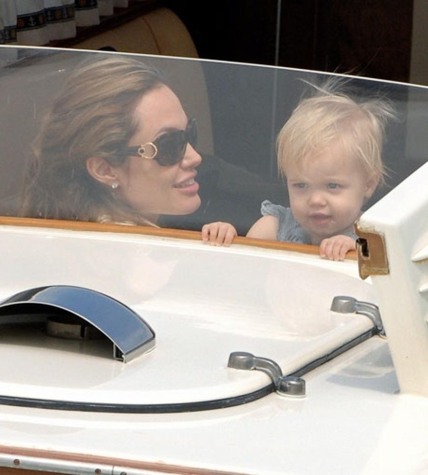 Angelina Jolie unternimmt mit ihren Kids einen Bootsausflug in Venedig