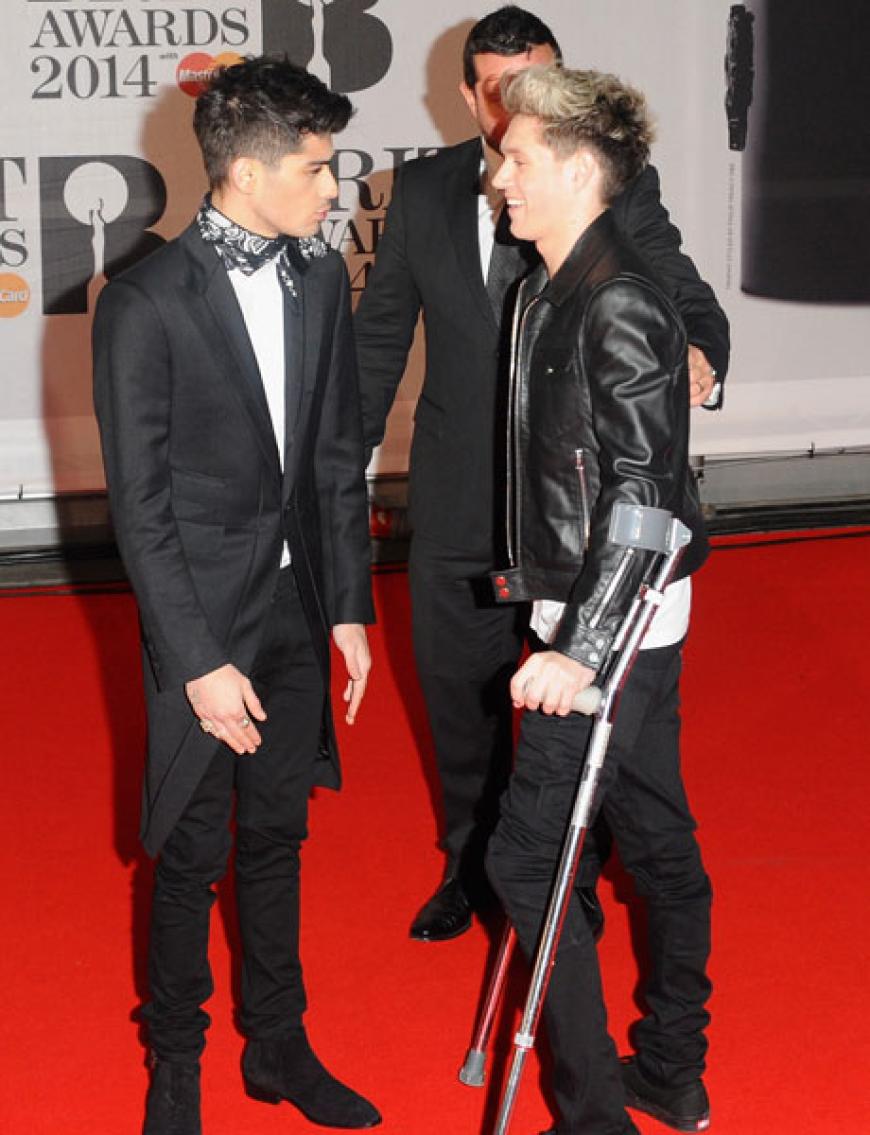 One-Direction-Star Niall Horan kam in Krücken zu den Brit Awards. Bandkollege Zayn Malik begleitete ihn