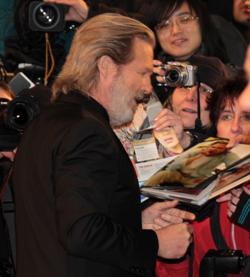 Einmal Jeff Bridges live erleben! Für den Hollywood-Star stellten sich die Fans stundenlang an den roten Teppich