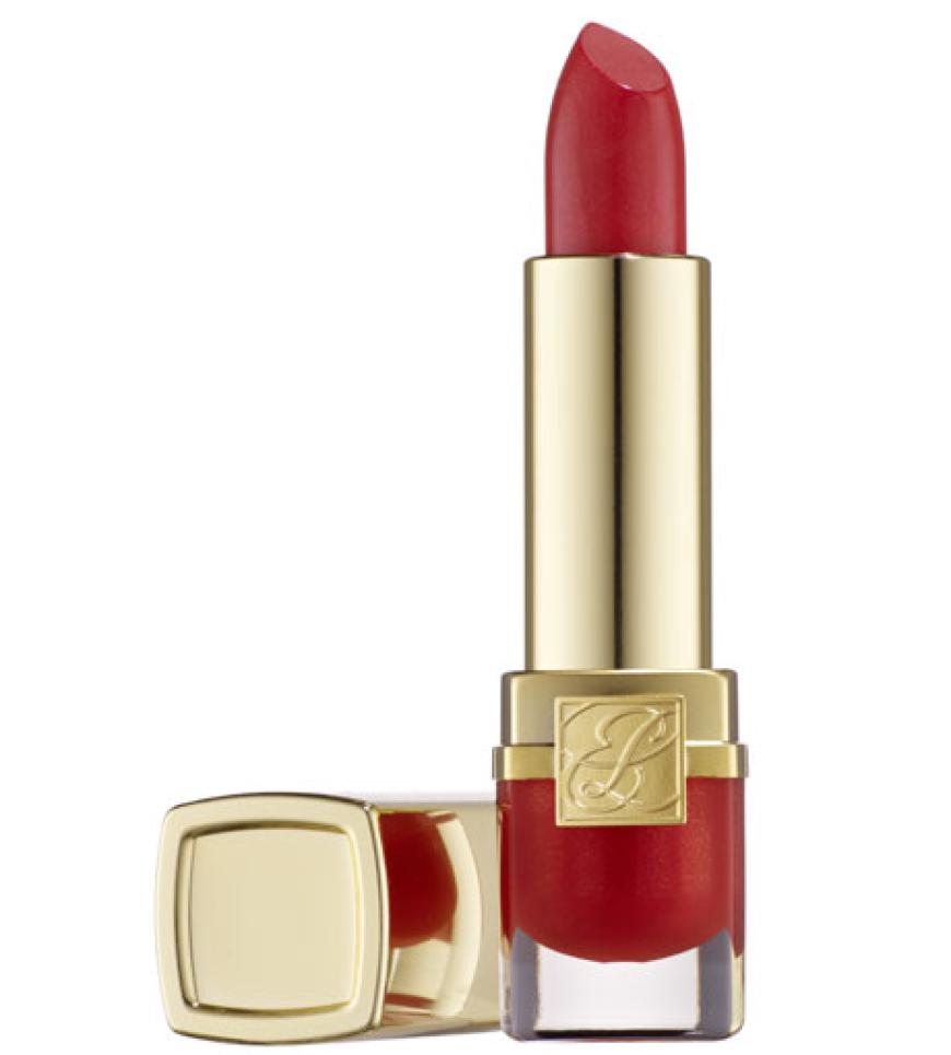 Der Hingucker dieses Make-ups ist zweifelsohne der knallrote Lippenstift.