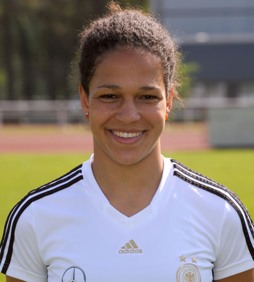 Celia Okoyino da Mbabi spielt im Mittelfeld auf Sturm. Auf ihrem Trikot steht nur der Vorname - der Nachname ist zu lang