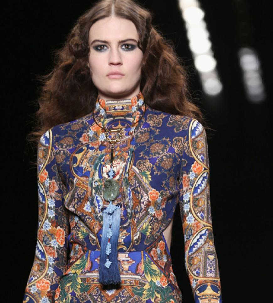 Stardesigner Cavalli spielt in seiner Kollektion mit strenger Silhouette und auffälligem Muster.