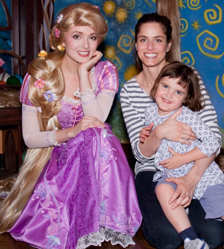 In Disneyland werden Kinderträume wahr! Aber auch die Erwachsenen freuen sich über ein Foto mit den Disney-Stars. So wie Schauspielerin Amanda Peet und ihre Tochter mit Rapunzel