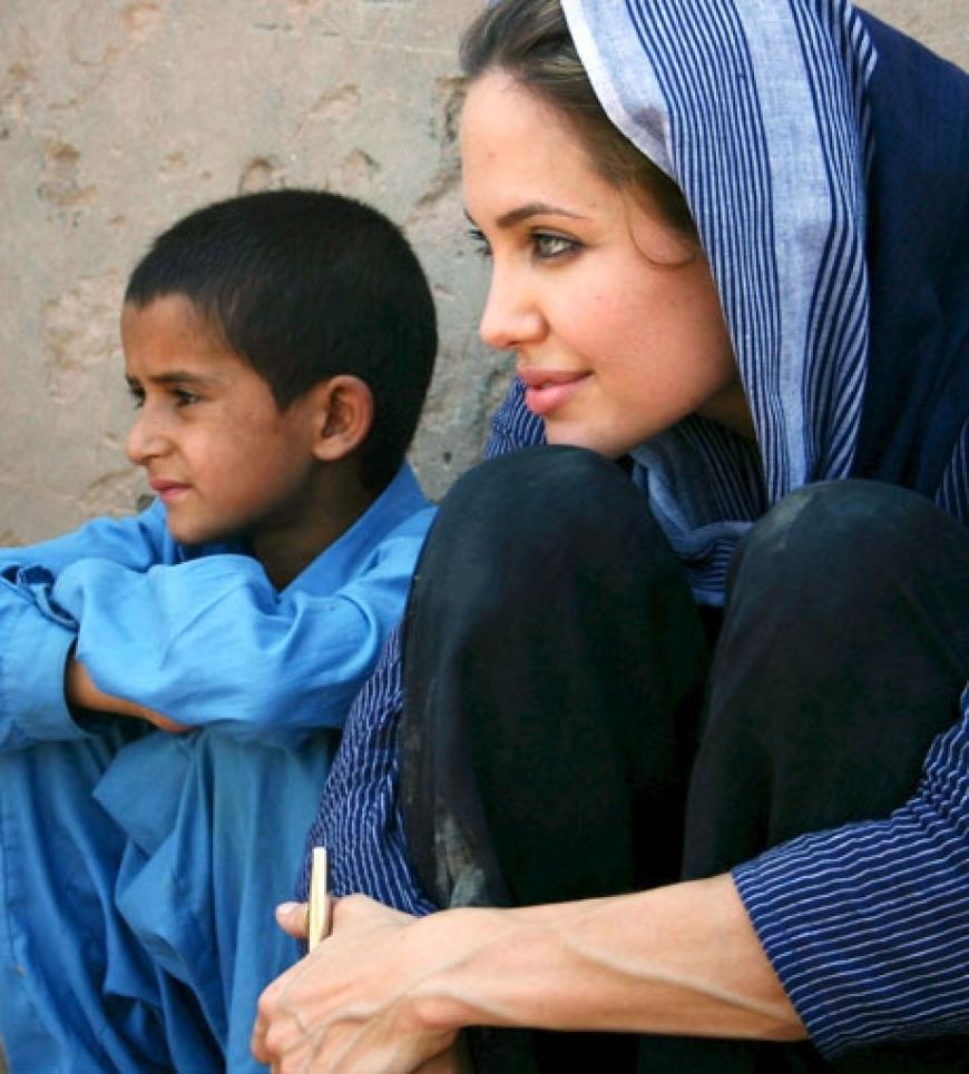 Angelina zusammen mit einem Flüchtlings-Jungen