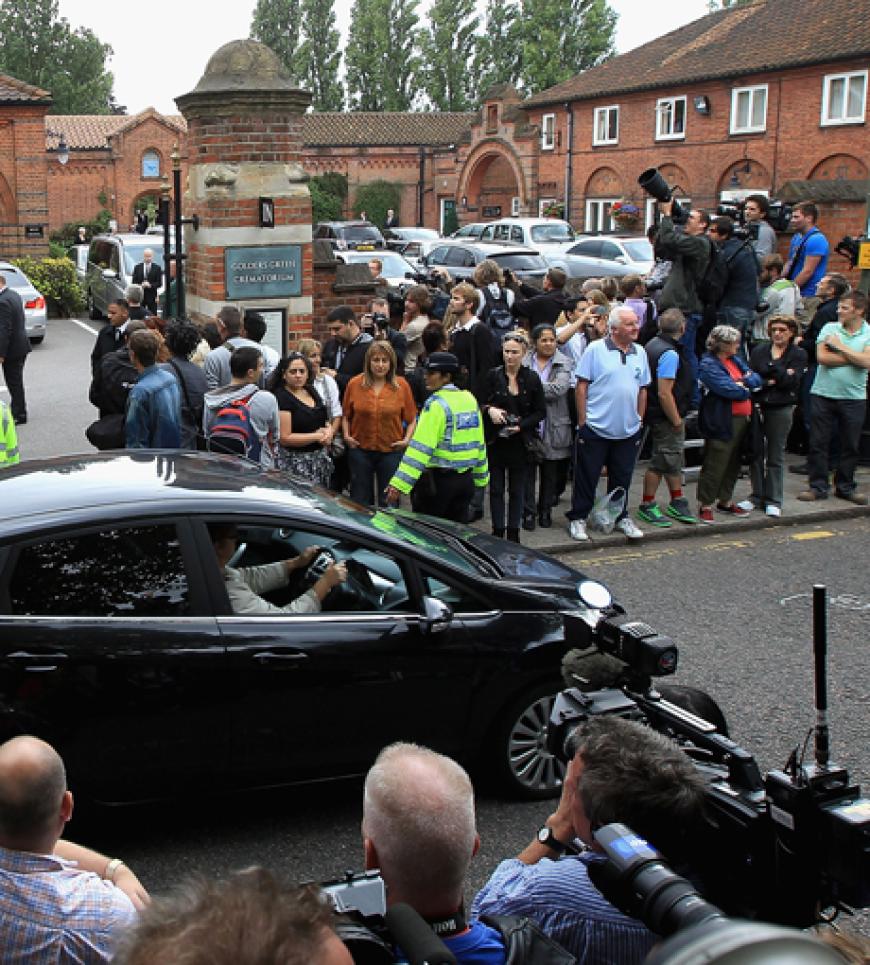 Heute (26.7.) geht Amy Winehouse ihren letzten Weg: Nur vier Tage nach ihrem Tod, wurde die Sängerin auf dem Golders Green Friedhof beerdigt. Nicht nur Freunde und Familie nahmen Abschied - sondern auch Fans und Presse kamen nach London, um der verstorbenen Sängerin die letzte Ehre zu erweisen