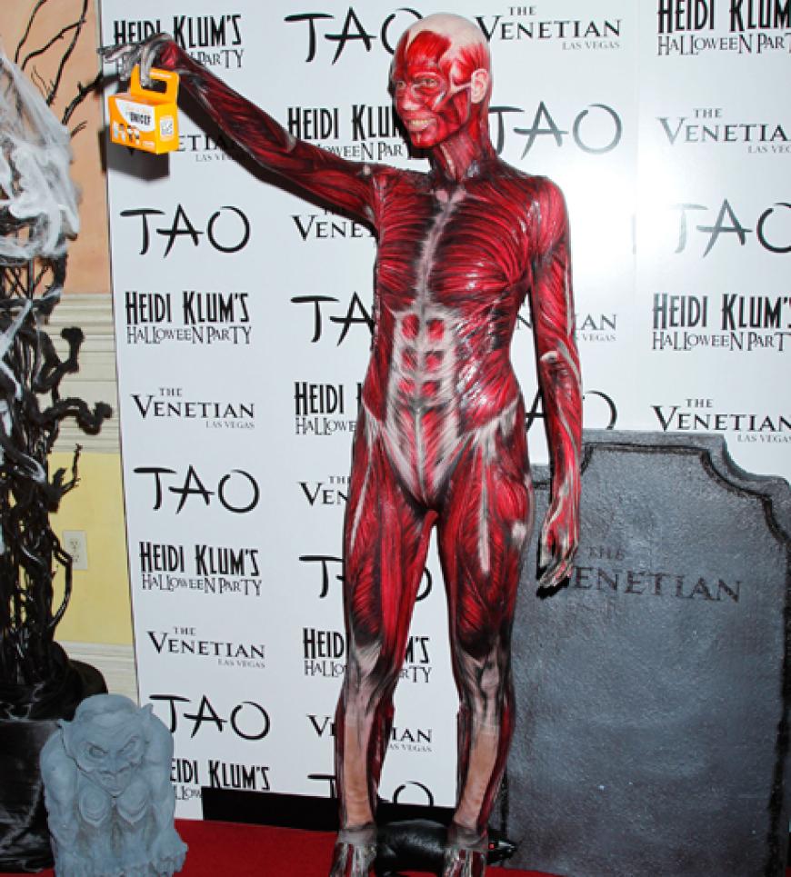Gruuuuselig! Heidi Klum als riesiger, toter Fleisch- und Muskelklops.