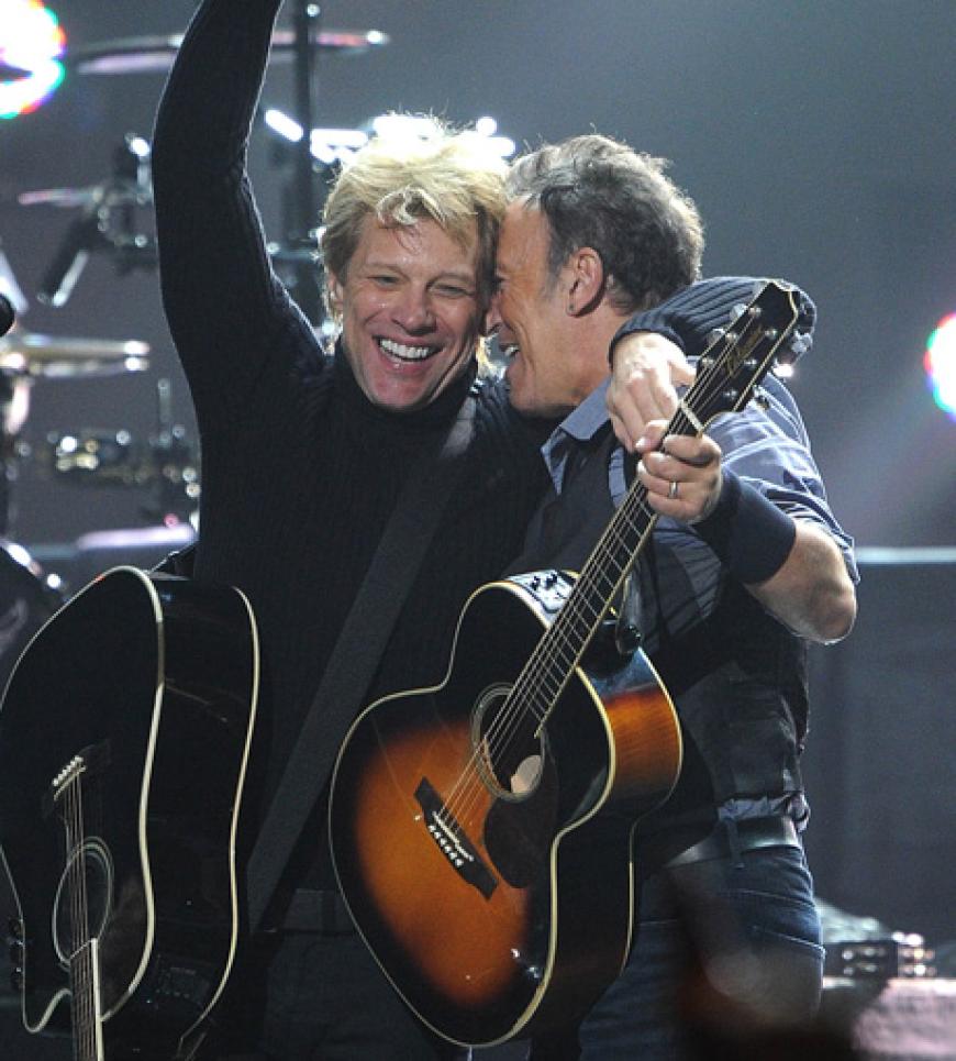 Jon Bon Jovi und Bruce Springsteen liegen sich in den Armen. Das nach dem Veranstaltungsdatum