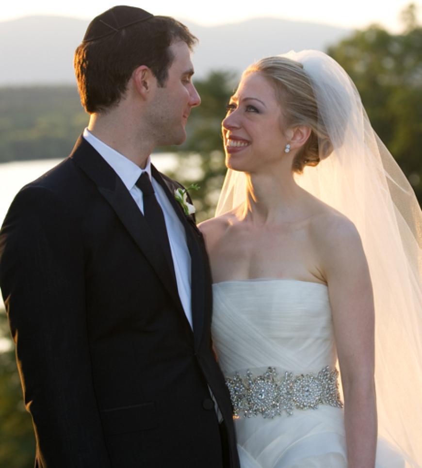 Diese Hochzeit gehörte zu den strengst bewachten Hochzeiten: Als Chelsea Clinton, Tochter des Ex-Präsidenten Bill Clinton, ihrem Liebsten Marc Mezvinsky da Ja-Wort gab, war sogar der CIA vor Ort