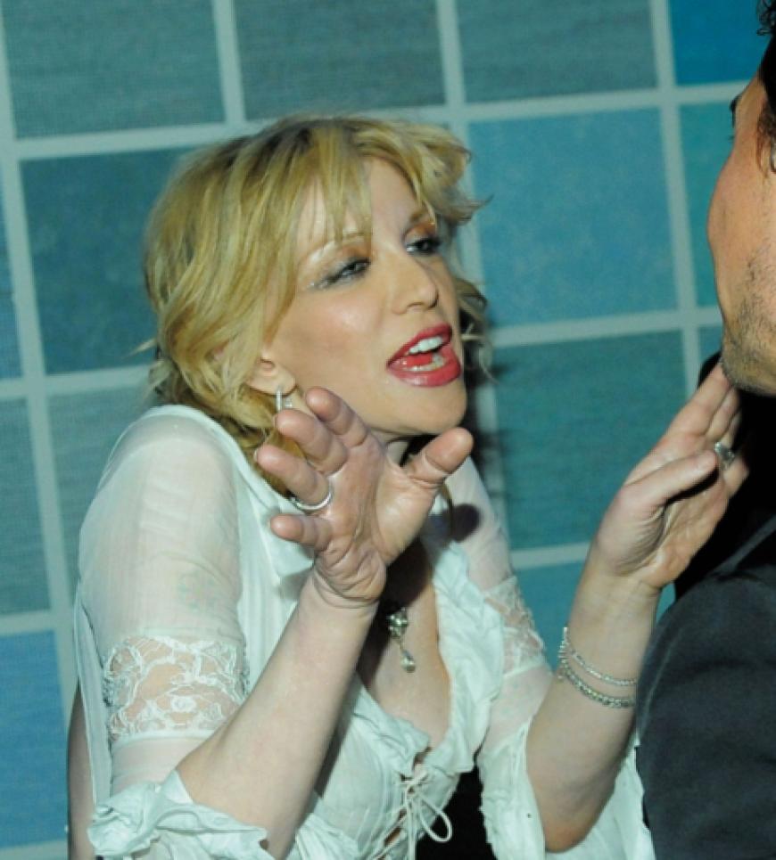 Courtney Love unterhielt sich blendend mit einigen der Gäste der zweiten