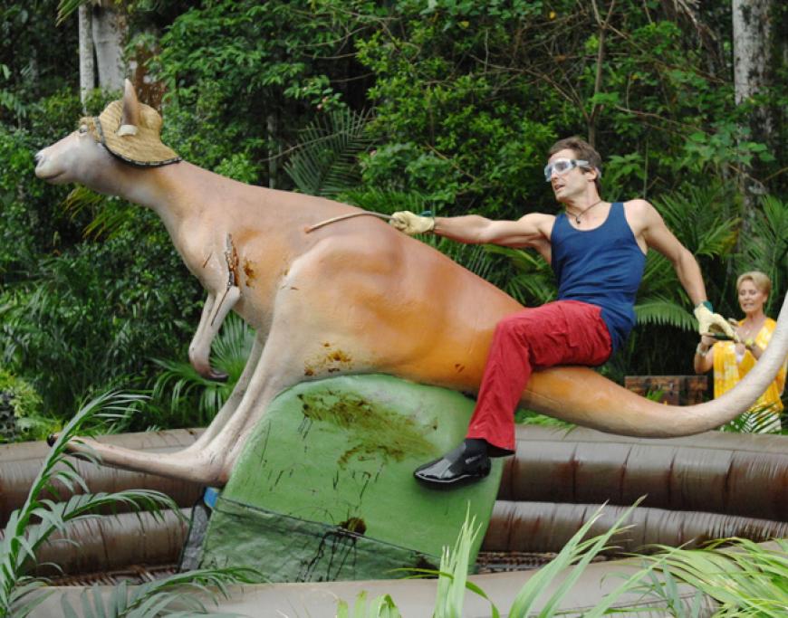 Iris und Patrick müssen abwechselnd das bockige Riesen-Wallaby (eine Känguru-Art) besteigen und versuchen, sich so lange auf dem Rücken zu halten, bis sie die von Sonja und Daniel gestellte Schätzfrage richtig beantwortet haben. Maximal eine Minute kann eine Runde dauern. Fällt einer von beiden runter, bevor die Frage richtig beantwortet wurde, ist der Stern verloren