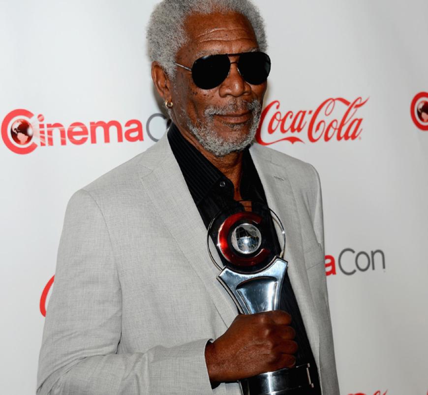 Morgan Freeman kam cool mit Brille und nahm einen Award mit nach Hause