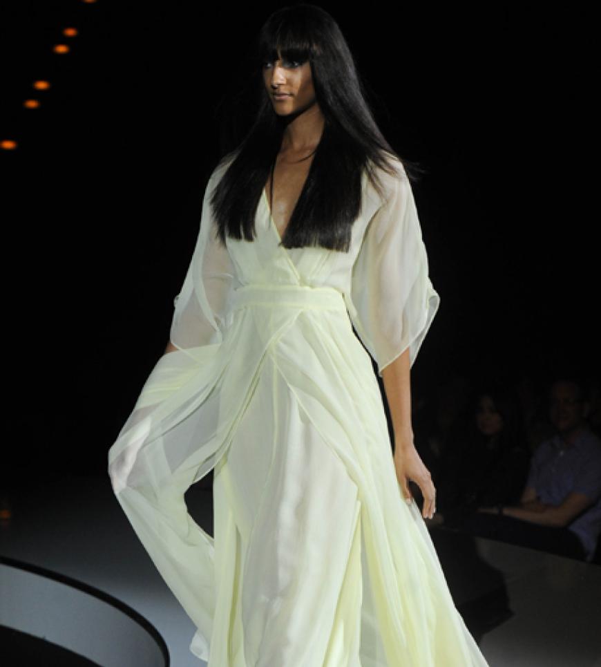 Ein Model präsentiert die Michalsky-Entwürfe der kommenden Frühjahr/Sommer-Kollektion 2012
