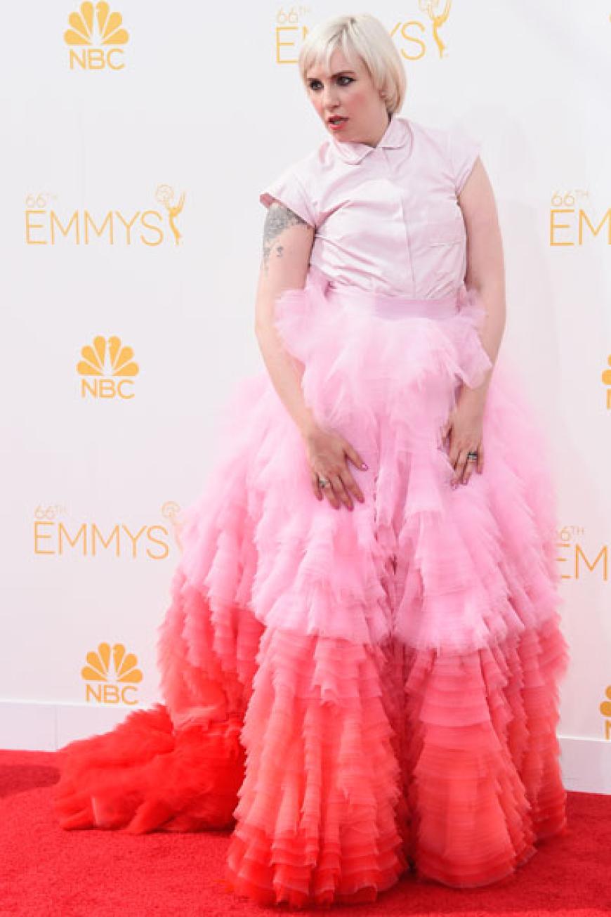 Willkommen zu den Emmys 2014! Warum guckt man Awards? Richtig, wegen der Kleider der Stars - die mal wunderschön, mal richtig übel ausfallen. Das Grauen zuerst: Lena Dunham (