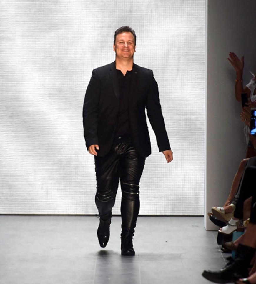 Guido Maria Kretschmer in einer Presswurst-Lederhose auf der Fashion Week Berlin