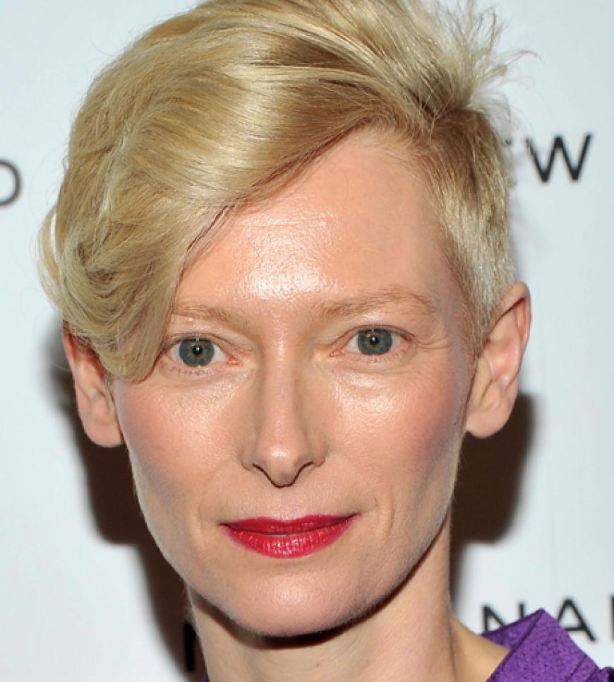 Der sonst für sein nudefarbenes Make-Up bekannte Hollywood-Star setzte mit rotem Lippenstift Akzente