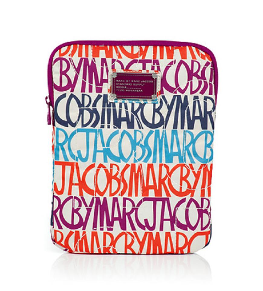 Die poppige Ipad-Hülle gleicht einem Liebesgeständnis an den King of Fashion Marc Jacobs. Textilhülle mit Reißverschluss von Marc by Marc Jacobs über stylebop.de, ca. 45 Euro