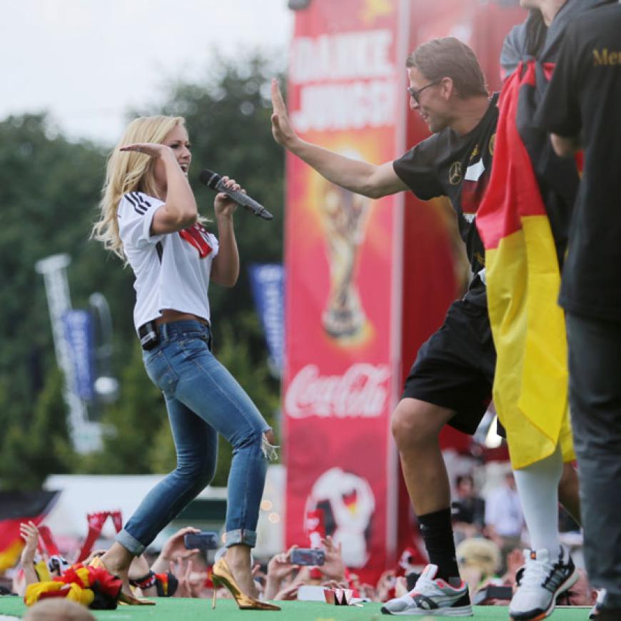Für Weidenfeller gab's von Helene Fischer ein High Five! Wo ist eigentlich Manuel Neuer?