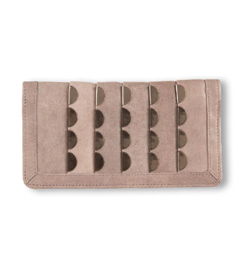 Clutch mit silberfarbenen Schuppen-Details über topshop.com, ca. 35 Eur