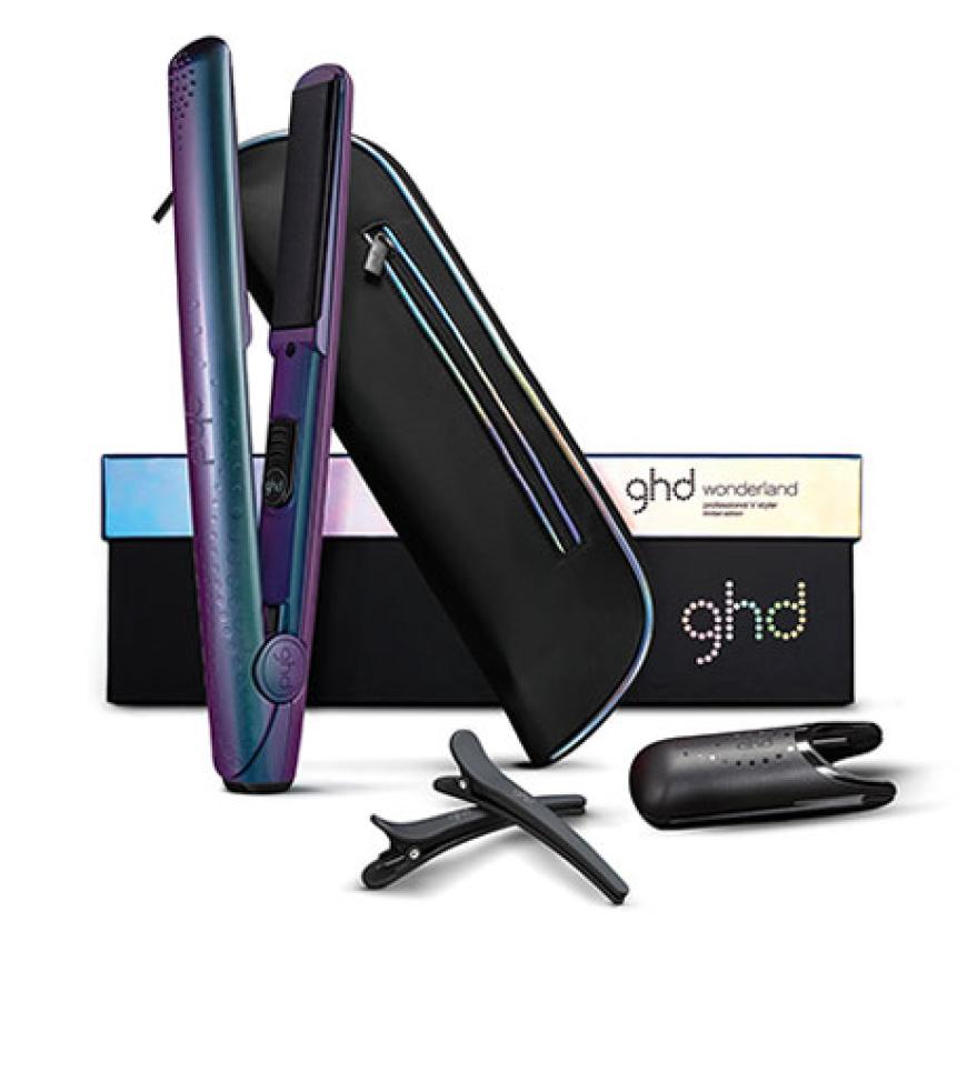Zu Weihnachten lässt ghd Frauenherzen höher schlagen und präsentiert die ghd Wonderland Collection. Limited Edition Styler, Hitzeschutz-Etui, Stylerschutzkappe und zwei Clips, ca. 199 Euro