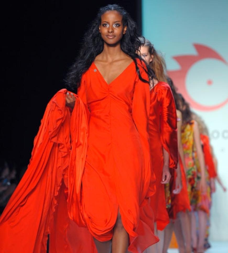 Lady in Red: Sara Nuru führt die Models bei