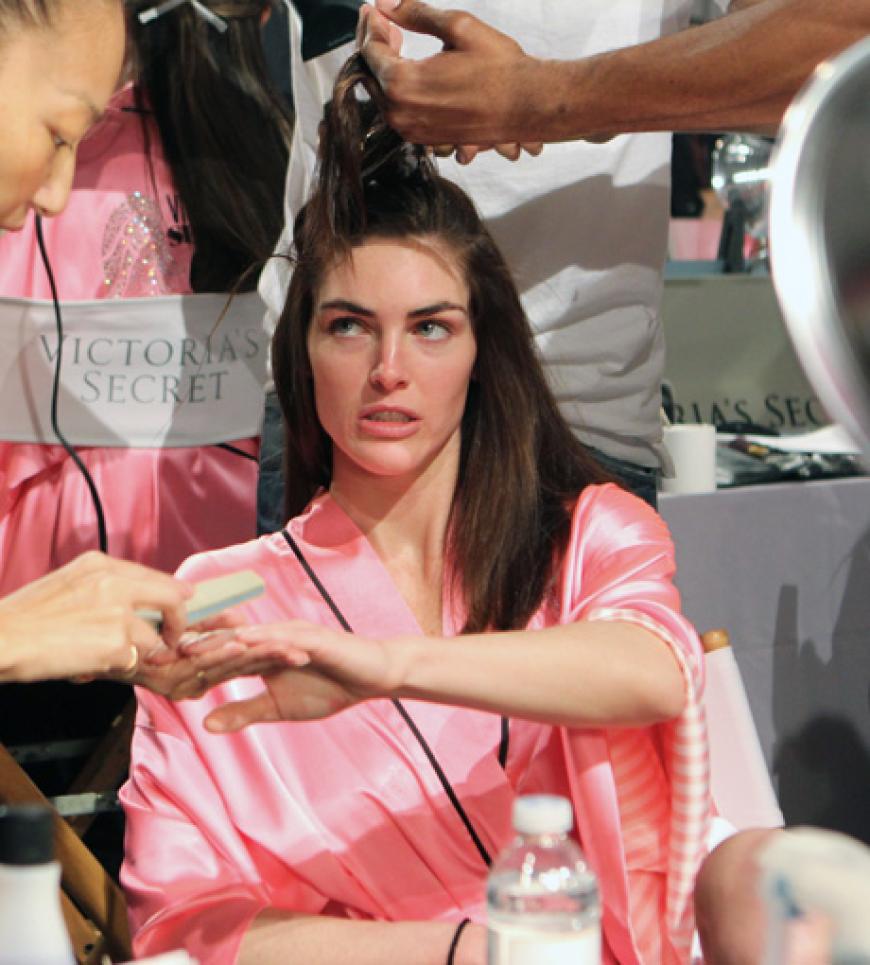 Haare, Make-Up-Nägel: Bei Hilary Rhoda muss noch einiges getan werden, damit sie zu einem sexy Engel wird