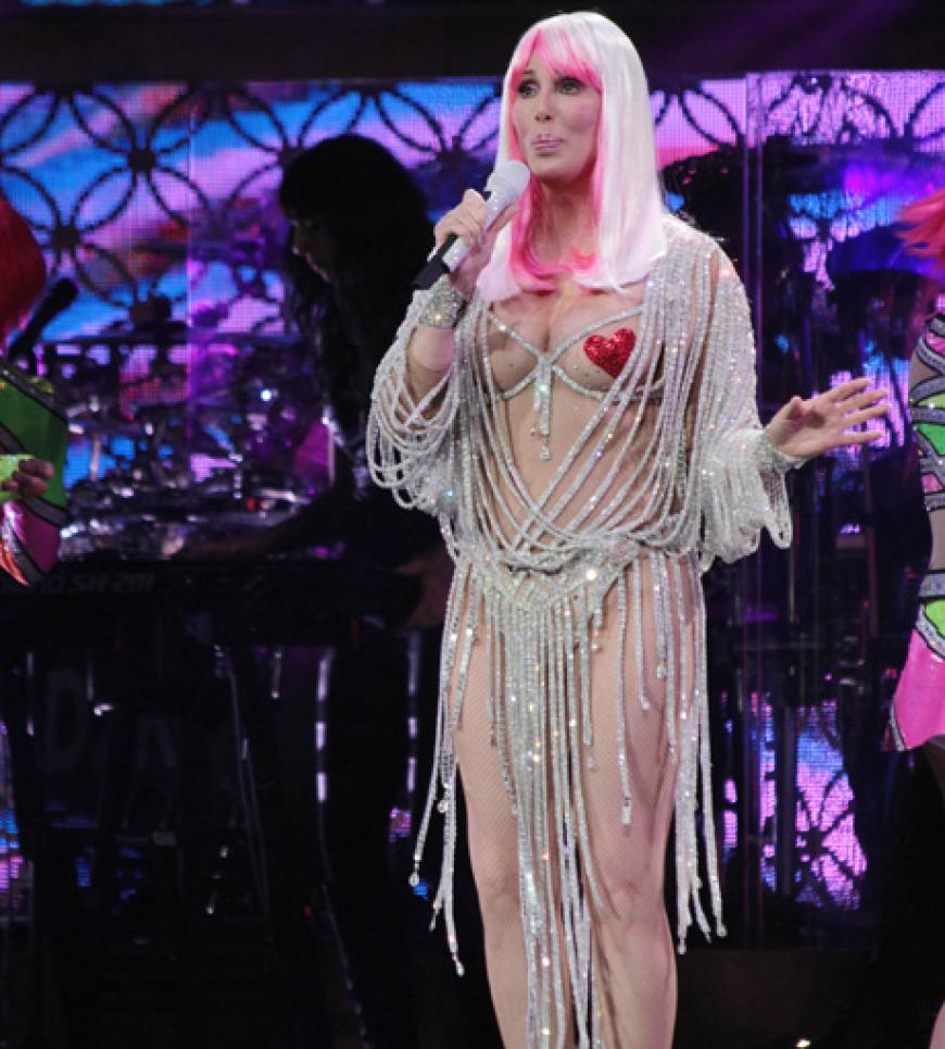 Chers freizügiges Outfit bei ihrem Konzert