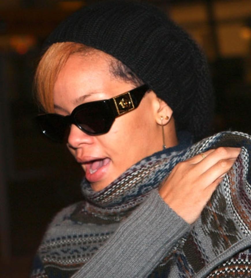 Gut kombiniert. Damit Rihannas Look nicht zu streng aussieht, lässt sie ein paar Haarsträhnen rausgucken
