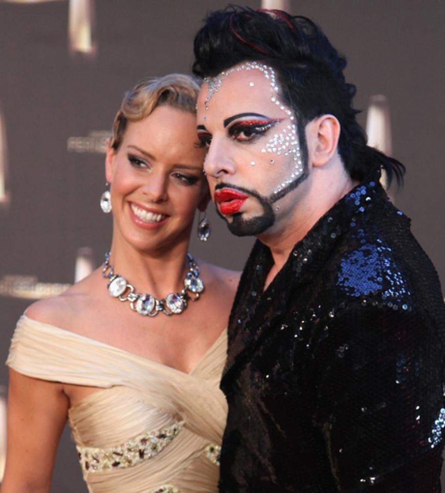 Bling, bling! Designer Harald Gloeoeckler schmückte sich neben mehrern Make-up-Schichten auch mit der schönen Tänzerin Isabel Edwardson