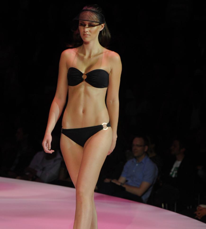 Ein Model präsentiert die Michalsky-Entwürfe der kommenden Frühjahr/Sommer-Kollektion 2012