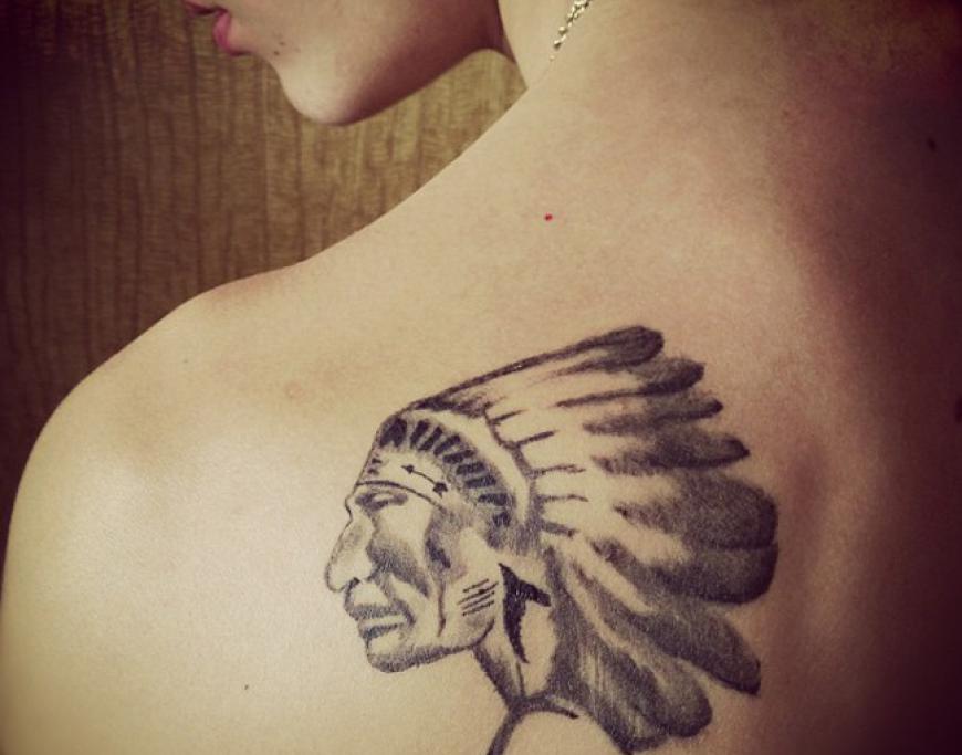 Der Jungstar ist ein großer Tattoo-Fan. 8 Körperbemalungen zieren seinen Body