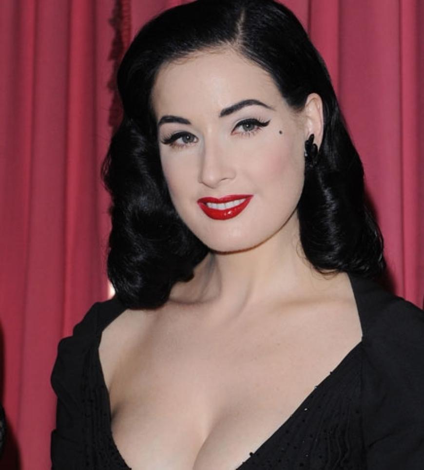 Schneewittchen-Teint, schwarze Haare und roter Lippenstift: Das sind die Markenzeichen von Dita von Teese