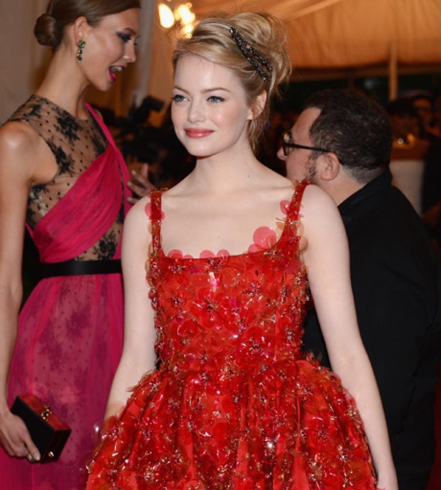 Dornröschen? Rosenrot? Nein, es ist Schauspielerin Emma Stone! Aber in diesem Pradakleid sieht sie mindestens genauso märchenhaft aus.