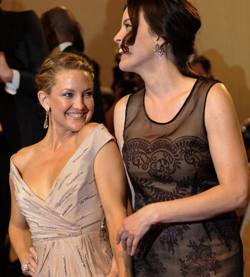 Kate Hudson und Liv Tyler lieben es, gemeinsam zu Veranstaltungen zu gehen. Mit der besten Freundin lästert es sich eben am besten