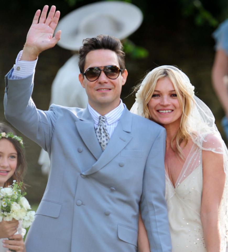 Überglücklich: Jamie und Kate winken Freunden, Familie, Fans und Fotografen nach der Trauung zu. Kate war ungewohnt natürlich geschminkt