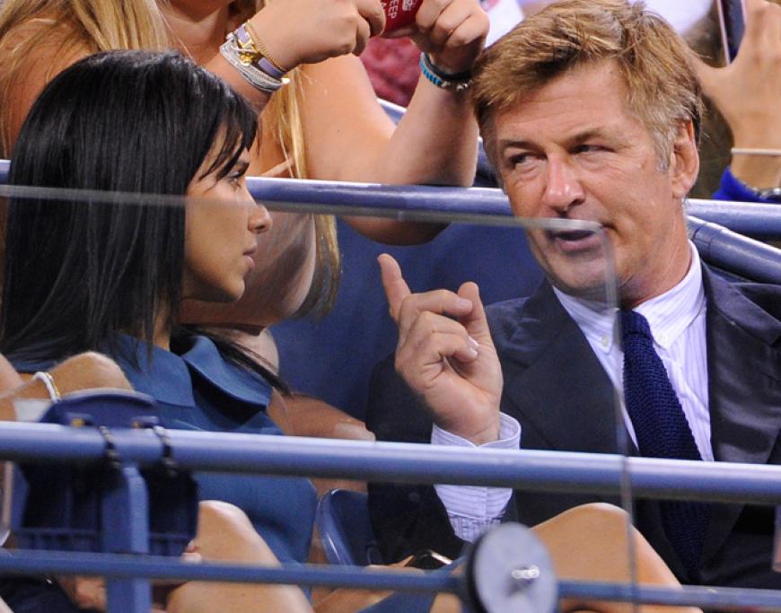 Frisch verheiratet und schon Stress? Schauspieler Alec Baldwin und Ehefrau Hilaria Thomas diskutieren auf den Rängen