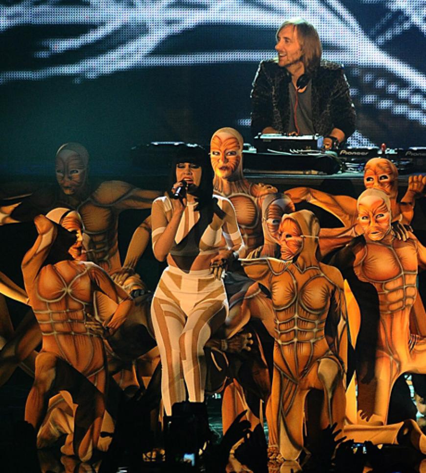 Jessy J stand gemeinsam mit DJ David Guetta auf der Bühne
