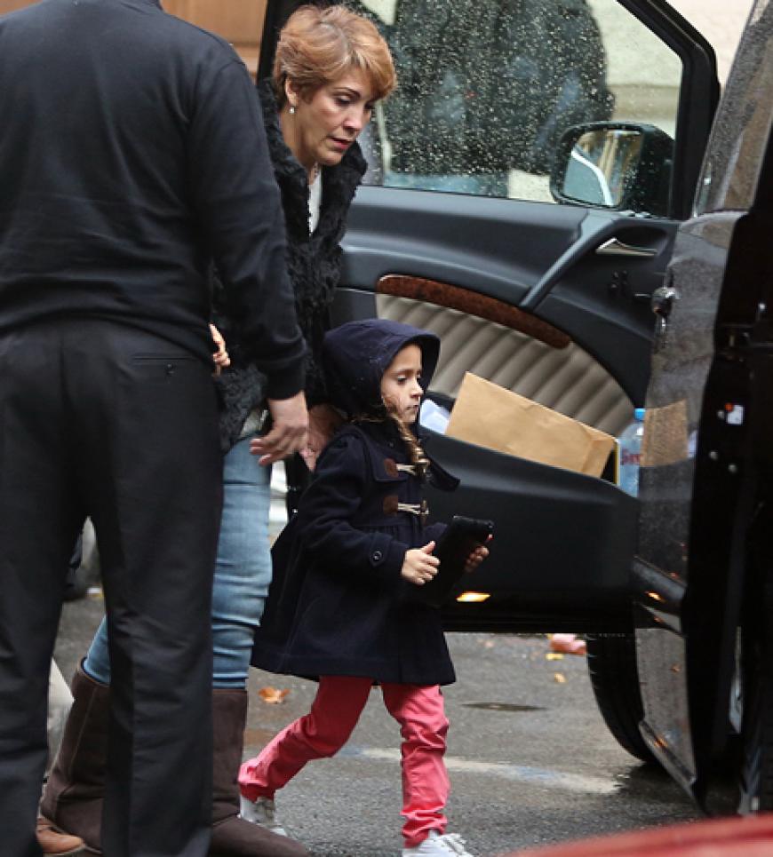 Auch seine Zwillingsschwester Emme ist mit von der Partie. Wenn ihre berühmte Mutter J.Lo auf der Bühne steht, kümmert sich Oma Guadalupe liebevoll um die beiden kleinen VIP-Kids