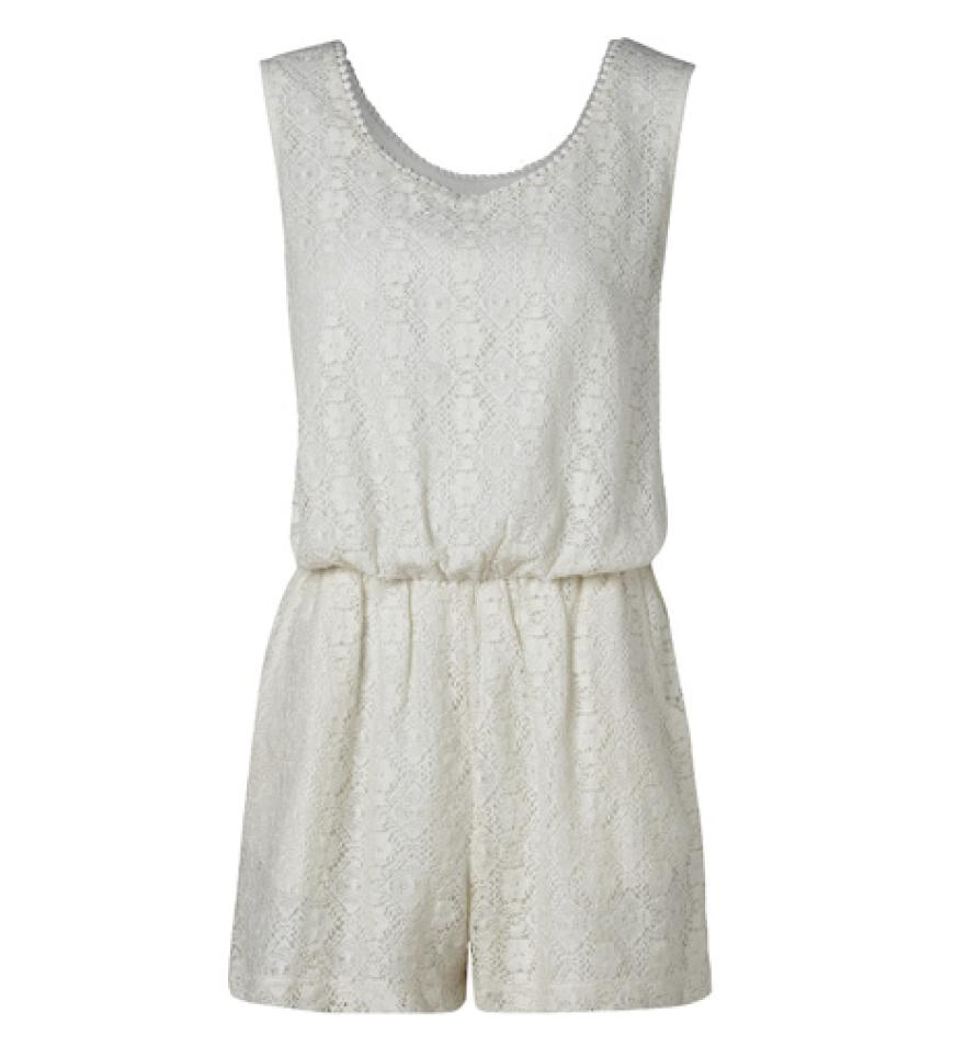 Weiß ist nicht nur die Trendfarbe des Sommers, sie verleiht auch diesem Playsuit von Mango für 40 Euro einen strahlenden Look.