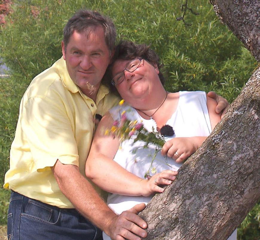 „Auf jeden Fall“, verspricht Sabine und nimmt ihren Albert glücklich und ebenfalls weinend in den Arm.